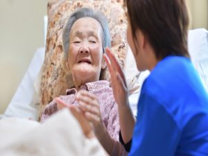 介護士とおばあちゃん